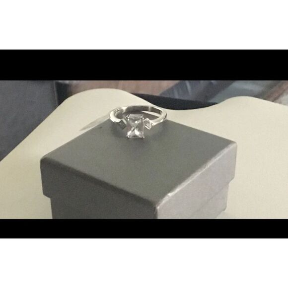 Stunning 1.8 Ct Emerald Cut Sim Diamond Engagement/Bridal Ring Sz 7~925SS - Picture 3 of 4
